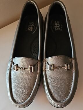 NWOT SAS Silver Metallic Leather Loafers - Women's Slip-On. New $190 sz 6